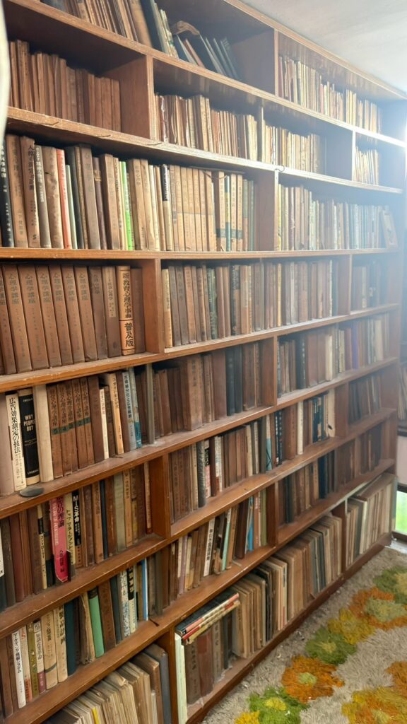 実家じまいでの古本出張買取　作業前の本棚