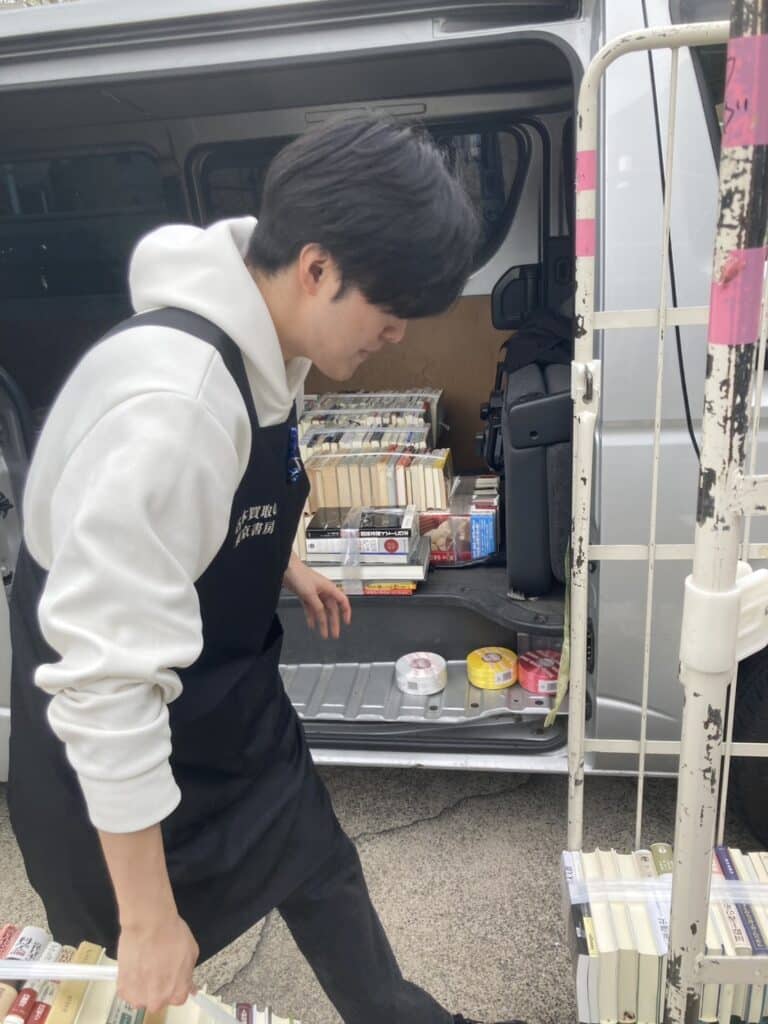 古本出張買取・運び出しの様子